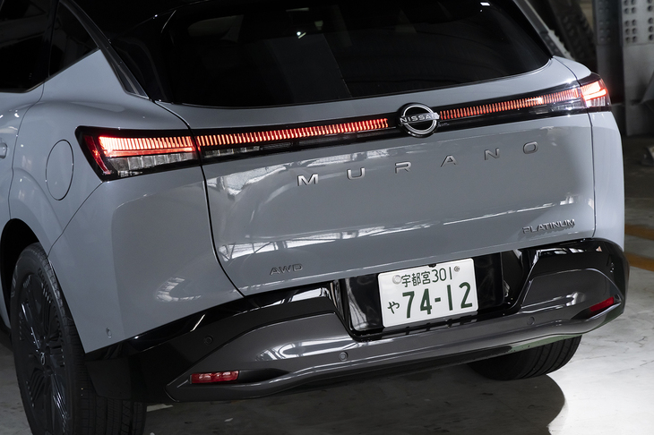 日本で販売されるのは「SV」グレードだが、この試乗車はその上位にあたる「プラチナム」（日産の栃木工場で使われている個体らしい）。SVではツートンカラーが選べなかったり、電動格納ドアミラーが省略されたりと、細かなところの仕様が異なる。