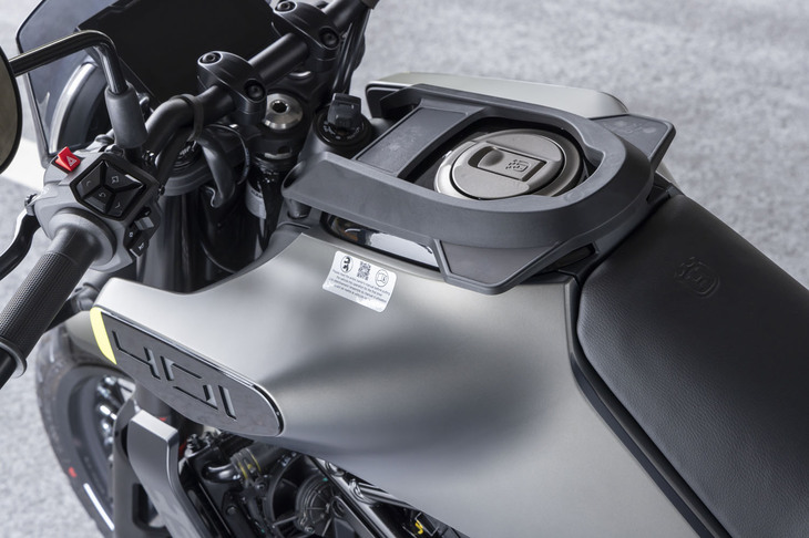 従来モデルの面影を感じさせる、独創的なデザインのタンクカバー。燃料タンクの容量は13リッターに拡大しており、スペック上は400km近い航続距離を実現している。