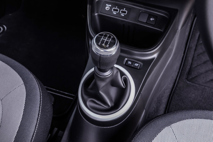 5段MTを搭載する「トゥインゴS」のシフトレバー。左上が1速になるオーソドックスなシフトパターンが採用されている。シフトレバーがニュートラルのポジションにあれば、クラッチペダルを踏まなくてもエンジンの始動が行える。