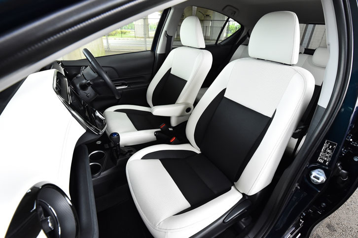 今回のテスト車「G“ソフトレザーセレクション”」のシート地は、パーフォレーション付きの合成皮革。写真のホワイトのほかに、ブラックのシートカラーも選べる。