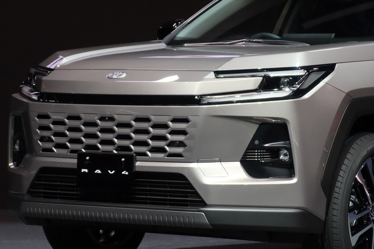 トヨタの最新モデルではおなじみの、「ハンマーヘッド」デザインが用いられた新型「RAV4」のフロントマスク。