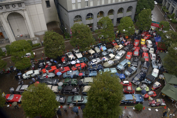 100台近くの参加車両をカーナンバー順に収めた、スタート／ゴール地点である汐留西公園の俯瞰（ふかん）図。手だれのスタッフによる車両誘導および配置は一寸の無駄もなく、芸術的ですらある。