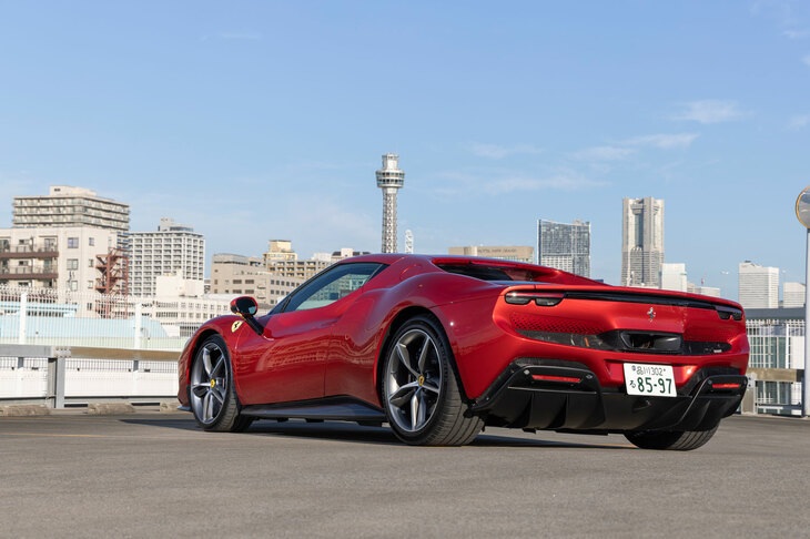 V8ミドシップ系の“ピッコロフェラーリ”に近いサイズのボディーに、電動化されたパワートレインをミドシップ搭載した「296GTB」。2021年6月に世界初公開され、日本では同年10月に実車が披露された。