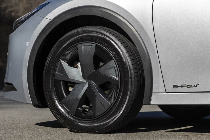 1.8リッターの試乗車には、特徴的なタービン型の17インチホイールが組み合わされていた。