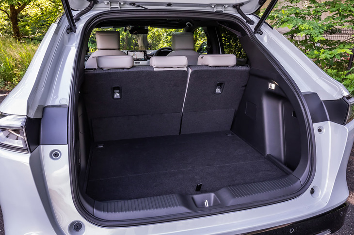 リアシートを使用する通常時のラゲッジスペース。W370×H550×D230mmのスーツケースが4個収納できるという。「ヴェゼルe：HEV PLaY」には、予約クローズ機能付きハンズフリーアクセスパワーテールゲートが標準装備される。