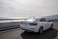 ホンダの2モーターハイブリッドシステム「スポーツハイブリッドi-MMD」は、バッテリーの電気で走るEV走行、エンジンが発電した電気を利用し、モーターで走行するハイブリッド走行、そして低負荷巡航時のエンジン走行の3つの走行状態を使い分ける、独自の仕組みが特徴となっている。