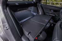 荷室容量は、先代モデルよりも20リッター大きい455リッター。後席の背もたれは、荷室左右に設置されたスイッチの操作で前方に倒せる。