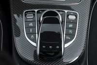 センターコンソールに備わるインフォテインメントシステムの操作デバイス。周辺には、走行モードやサスペンション設定の変更スイッチが並ぶ。