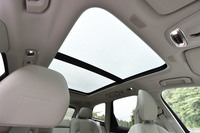 前後席の頭上に広がる大きなガラスランルーフは、20万6000円のオプション。