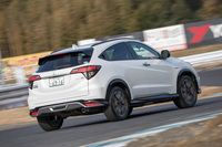 サーキットを走る「ヴェゼル モデューロX」。今回の試乗会では、まずノーマルの「ヴェゼル」でコースを2周、次いでヴェゼル モデューロXでコースを4周するプログラムとなっていた。