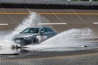 「中高速でコーナリング中に水たまりに進入する」という状況を想定したテスト。車体はコーナー外側へとはらんでしまうが、その程度は新製品のほうが小さくなっていた。