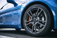 サテン調のグレーに塗られたFUCHS製18インチホイール。スポークの間からは、オレンジに塗られたブレンボ製ブレーキキャリパーが顔をのぞかせる。