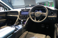 ベントレーが「ベンテイガ ハイブリッド」を日本初公開　約50kmを電気だけで走れるPHEVの画像