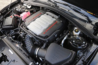 日本仕様のエンジンは2リッター直4ターボと6.2リッターV8の2種類。「SS」のエンジンは後者で、453psの最高出力と617Nmの最大トルクを発生する。