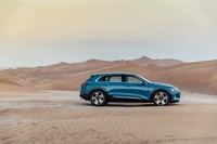 0-100km/h加速5.7秒という実力を持つ「アウディe-tron」。最高速度は200km/hに制限されている。自動車高調整機能付きアダプティブエアサスペンションを標準装備し、路面状況に応じて最大で車高を76mm変化させることができる。