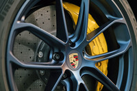足もとには22インチの「GTデザインホイール」と専用設計のハイパフォーマンスタイヤを装着。「ポルシェセラミックコンポジットブレーキ（PCCB）」も標準で装備される。