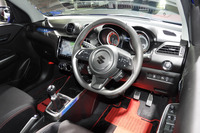 コックピットでは、インパネおよびドアトリム、センターコンソールの“ヒートグラデーション”や、グロスシルバーのステアリングガーニッシュといった加飾が同モデルの専用アイテムとなる。