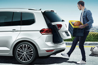 
	挟み込み防止機能、“Easy Open”機能付きパワーテールゲートを採用。
	