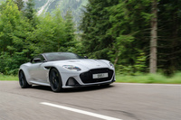 サスペンションはフロントがダブルウイッシュボーン、リアがマルチリンク。アダプティブダンピングシステムが標準装備されている。