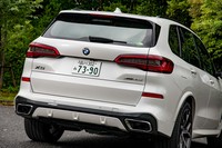 リアバンパーにはアンダーガード風のパーツが装着されているが、ボディーと同色に塗装されているので、悪路走行時には注意が必要だ。