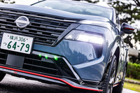 フロントグリル上部にダーククロムのアクセントを加えてシグネチャーランプとの連続性を強調。「NISMO」のロゴと赤いラインが入ったアンダースポイラーも同モデルの専用アイテムとなる。