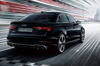 外装色「ミトスブラックメタリック」の「アウディRS 3セダン」。