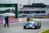 総合6位でLMP2クラスを制した、No.36 アルピーヌA470ギブソンのゴールシーン。周回数は368周だった。