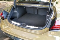 トランクルームの容量は「e-tron GTクワトロ」（写真）が405リッターで「RS e-tron GT」が350リッター。