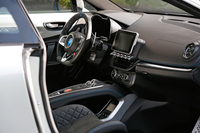 ブラックの色調でコーディネートされたインテリア。今後販売されるカタログモデルは、左ハンドルのほかに右ハンドルも選べるようになる。