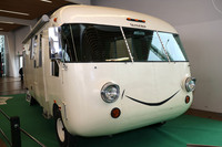 以下5点は2023年2月の「レトロモビル」の企画展「バンライフ」で撮影。ボーイングの技術者が考案し、1966年から米国で生産された「ウルトラバン」。エンジンは「シボレー・コルヴェア」のものを搭載している。