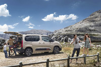 正式導入に先立ち販売される特別仕様車「デビューエディション」は、サーブル」「アクアグリーン」「ブランバンキーズ」の3色のボディーカラーがラインナップされる。