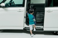 狭い駐車スペースでも容易に開閉でき、乗り込みも楽なスライドドアは、SUVでは得られない魅力的な装備だ。写真は「トヨタ・ノア」のもの。