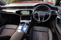 ダッシュボードは最新のアウディに共通するクリーンで整然としたデザインだ。試乗車と同じ右ハンドルに加えて左ハンドル仕様もチョイスできる。