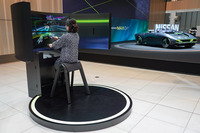 ドライビングシミュレーターを用いて「マックスアウト」のバーチャル走行体験が行える。