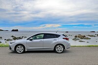 選択できるボディーカラーは、試乗車の「アイスシルバー・メタリック」を含む全7色。他のグレードには設定のある「サンブレイズ・パール」「ホライゾンブルー・パール」は、「ST」では選べない。