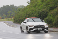 オプションの可変ダンパー「ダイナミックボディーコントロール」が付いたこの試乗車の乗り味は「カブリオレ」としては今ひとつ。もう少し優雅に乗れるセッティングが好ましい。