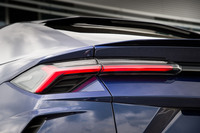 ヘッドランプと同様に、リアコンビランプ（写真）もY字をモチーフにデザインされている。