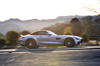 「GT Cロードスター」には「AMGリア・アクスルステアリング」が備わる。リアホイールは100km/h以下ではフロントホイールと逆方向、100km/h以上では同方向に操舵される。