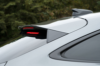 ルーフエンドには先端がはね上がった形状のスポイラーを装備。クーペスタイルの美しさをさらに強めている。