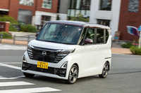 パワーユニットは最高出力64PSの3気筒ターボエンジンと同2.7PSのモーターの組み合わせ。街乗りでは十分すぎるパワーを味わえる。