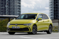 新型「ゴルフ」（写真は本国仕様の「1.5 eTSI」）。全長×全幅×全高＝4295×1790×1475mmというボディーサイズは先代とほぼ同じだが、初代と比べると570mm長く、180mm幅広く、65mm高くなり、車重は500kg前後重くなった。