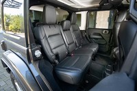 リアシートの足元空間はそれなりだが、センタートンネルの存在感が大きく、中央席のヘッドレストが低いため、大人の場合は実質的に2人乗りとなる。