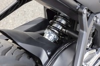 リアのサスペンションはシングルタイプ。プリロードの調節機構が備わる。