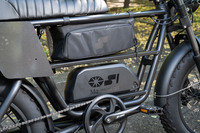 新開発の60V 20Ahロングレンジバッテリーには、電動バイクでおなじみの18650型ではなく、テスラの電気自動車にも採用される21700型のセルを採用。上下2段に2つのバッテリーを搭載することも可能で、1つの場合は65-70km、2つの場合は130-140kmの一充電走行距離を実現する（30km/h走行時）。