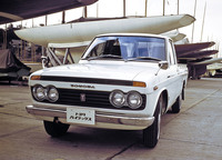 1968年に誕生した初代「トヨタ・ハイラックス」。ここに至ってトヨタはようやく“ダットラ”とガチンコで市場を争うモデルを得たわけだが、エンジンはライバルより大きい1.5リッター直4。すかさずダットラもマイナーチェンジを実施して1.5リッター仕様を加えた。