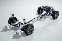 新型「Sクラス」のランニングシャシー。駆動方式は全車4WDとなる。