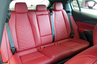 「グレカーレGT特別仕様車」の特徴となるレッドレザーのインテリア。同カラーは通常の「GT」グレードでは選択できない。