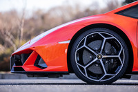 試乗車には「ウラカンEVO」の導入に合わせて初設定された新デザインの20インチ「Aesir」ホイールが装着されていた。カラーリングはダイヤモンドカット（写真）、グラファイトグレー、チタニムマットの3色から選べる。