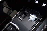 「508SW GTハイブリッド」には4種類の走行モード（エレクトリック／ハイブリッド／スポーツ／コンフォート）が用意される。写真中央は、その切り替えスイッチ。