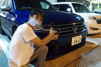 フロントグリルに組み込まれた「R」のバッジ。周囲へのアピール度はさほど高いものではなく、マニアが気づく程度であろうか。